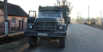 У Сторожинці затримали дві вантажівки з необробленим лісом (ФОТО)