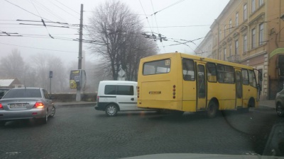 На Соборній площі Чернівців легковик зіткнувся з маршруткою (ФОТО)