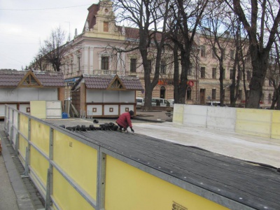 Новорічна ялинка у Чернівцях буде золотисто-червона (ФОТО)