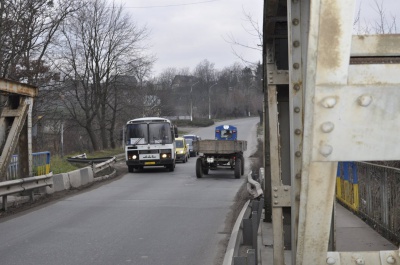 Небезпечним мостом у Чернівцях продовжують їздити вантажівки і маршрутки (ФОТО)