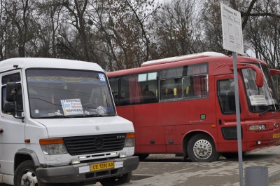 Небезпечним мостом у Чернівцях продовжують їздити вантажівки і маршрутки (ФОТО)