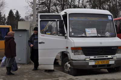 Небезпечним мостом у Чернівцях продовжують їздити вантажівки і маршрутки (ФОТО)