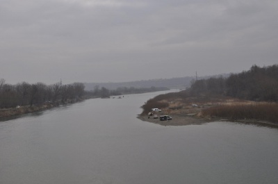 Небезпечним мостом у Чернівцях продовжують їздити вантажівки і маршрутки (ФОТО)