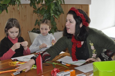 У Чернівцях дітей навчали виготовляти ялинкові прикраси та будинки з пряників (ФОТО)