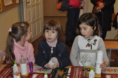 У Чернівцях дітей навчали виготовляти ялинкові прикраси та будинки з пряників (ФОТО)