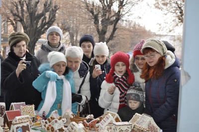 У Чернівцях біля мерії спорудили будиночки … з пряників