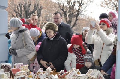 У Чернівцях біля мерії спорудили будиночки … з пряників