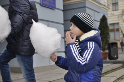 У Чернівцях на Центральній площі продавали солодощі (ФОТО)