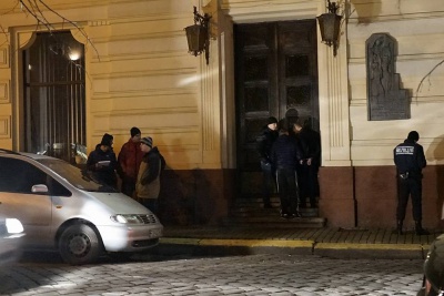 У центрі Чернівців правоохоронці затримали чотирьох осіб (ФОТО)