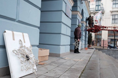 Центр Чернівців прикрашають до свят (ФОТО)