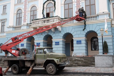 Центр Чернівців прикрашають до свят (ФОТО)