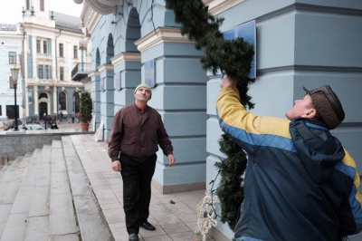 Центр Чернівців прикрашають до свят (ФОТО)