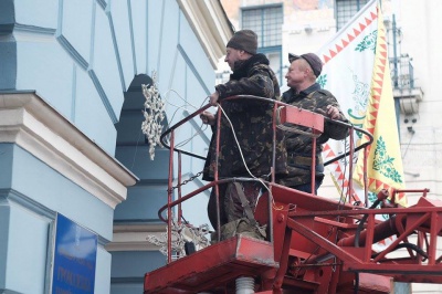 Центр Чернівців прикрашають до свят (ФОТО)