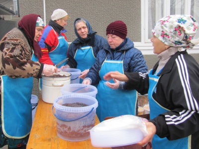 Мешканці Заставни приготували для бійців 30 домашніх страв (ФОТО)