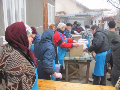 Мешканці Заставни приготували для бійців 30 домашніх страв (ФОТО)