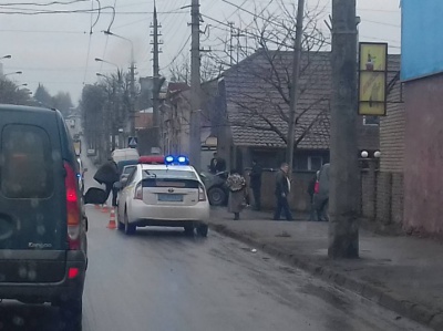 У Чернівцях автомобіль врізався в будинок