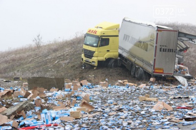 З`явилися фото зіткнення фур біля Чернівців