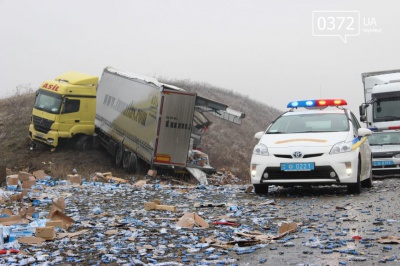 З`явилися фото зіткнення фур біля Чернівців