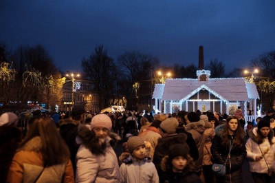 У Чернівцях відкрили ялинку - почалися Новорічно-Різдвяні свята