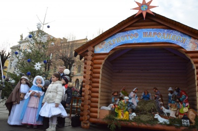  На Центральній площі Чернівців освятили Різдвяну шопку (фото)