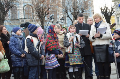  На Центральній площі Чернівців освятили Різдвяну шопку (фото)