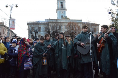  На Центральній площі Чернівців освятили Різдвяну шопку (фото)