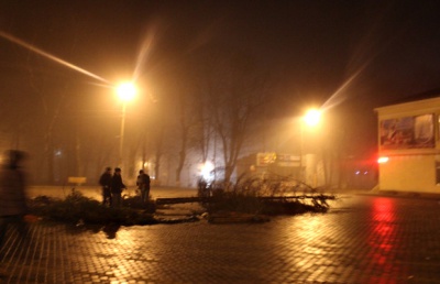 В центрі Сторожинця згоріла новорічна ялинка (фото, відео)