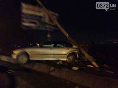 У Чернівцях легковик врізався у стовп: авто серйозно постраждало (ФОТО)