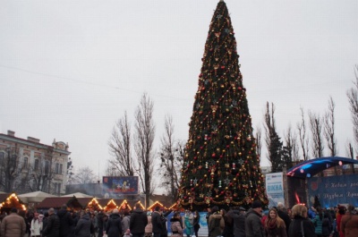 Мешканці Франківська розкритикували свою новорічну ялинку: "У Чернівцях дешевша і краща"