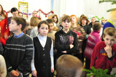 Чернівецькі діти загадали бажання на колінах у Діда Мороза (ФОТО)