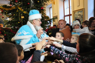 Чернівецькі діти загадали бажання на колінах у Діда Мороза (ФОТО)