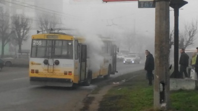 У Чернівцях на Комарова загорівся тролейбус (ФОТО)