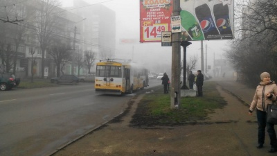 У Чернівцях на Комарова загорівся тролейбус (ФОТО)