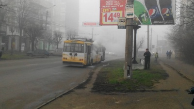 У Чернівцях на Комарова загорівся тролейбус (ФОТО)