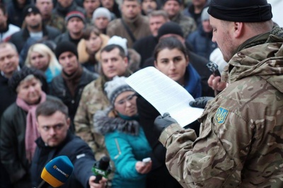 У Чернівцях учасники АТО пікетують "будинок з левами": вимагають відставки голови комісії облради (ФОТО)