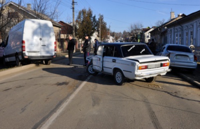 На Буковині трапилося ДТП за участю трьох машин (ФОТО)