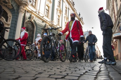 Чернівцями на велосипедах проїхались Діди Морози (ФОТО)