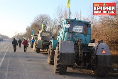 Дорога з Кам’янця-Подільського до Чернівців перекрита: аграрії пікетують (ФОТО)