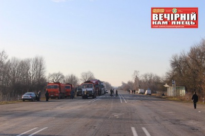 Дорога з Кам’янця-Подільського до Чернівців перекрита: аграрії пікетують (ФОТО)