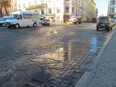 На Центральній площі Чернівців тече вода — її посипали сіллю (ФОТО)