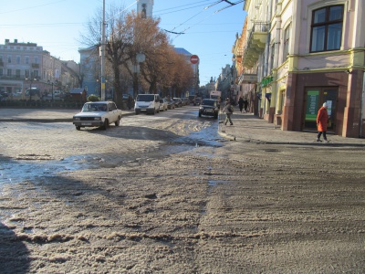 На Центральній площі Чернівців тече вода — її посипали сіллю (ФОТО)