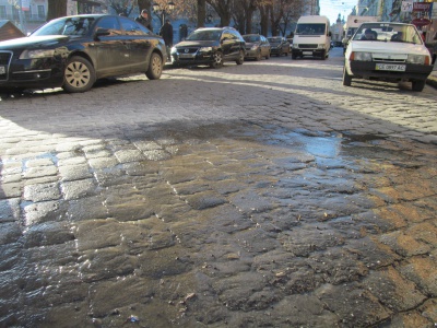 На Центральній площі Чернівців тече вода — її посипали сіллю (ФОТО)