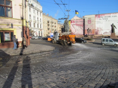 На Центральній площі Чернівців тече вода — її посипали сіллю (ФОТО)