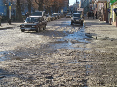 На Центральній площі Чернівців тече вода — її посипали сіллю (ФОТО)