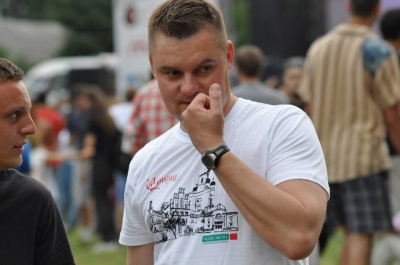 Один із лідерів "Свободи" у Чернівецькій міськраді - у футболці "Рідного міста" в компанії родини Проданів (ФОТО)