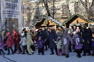 На Соборній площі Чернівців дітлахів розважають новорічні персонажі (ФОТО)