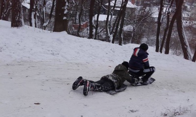 Дітлахи створили снігову гірку в парку Шиллера в Чернівцях (ФОТО)