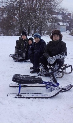 Дітлахи створили снігову гірку в парку Шиллера в Чернівцях (ФОТО)