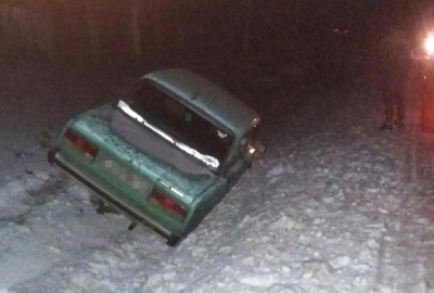 Аварія на Буковині: водій не впорався з керуванням, авто злетіло з дороги (ФОТО)