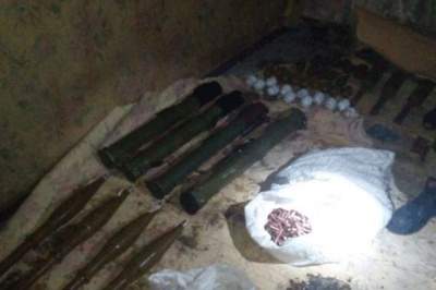 У Луганській області знайшли схованку бойовиків зі зброєю та вибухівкою